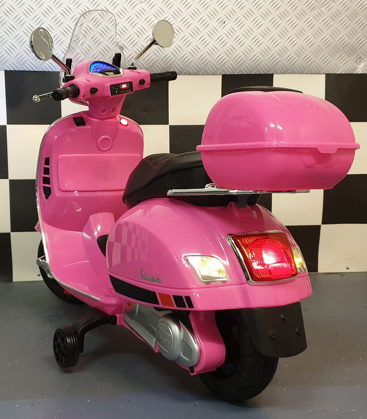 Vespa GTS Kids Scooter – 12V Pink